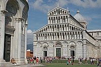 Pisa, Baptisterium und Dom.JPG